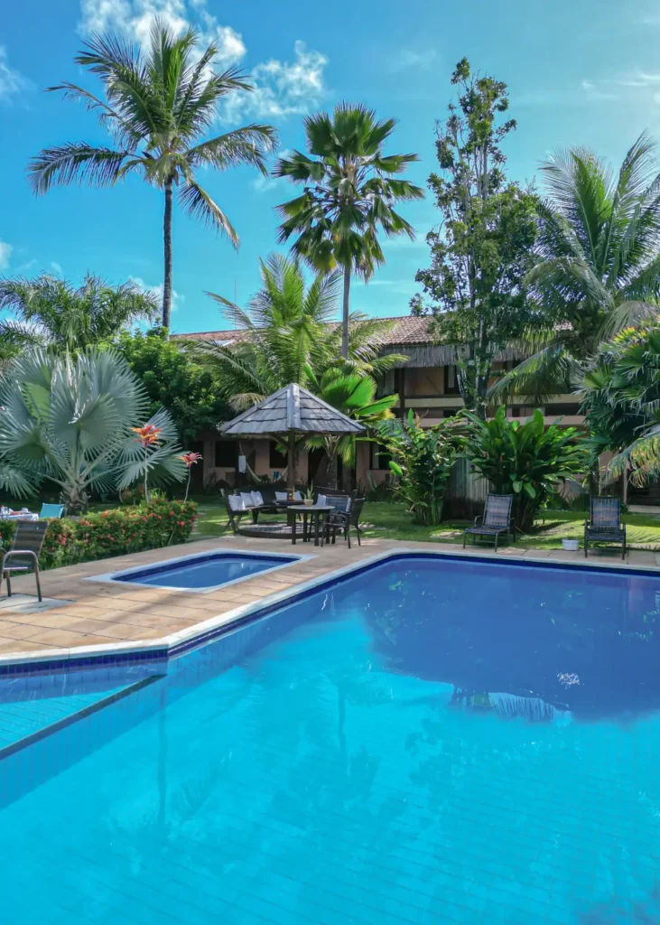 Área externa com piscina da pousada Saudosa Maloca